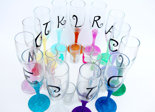 glitter-monogram-champagne-glasses