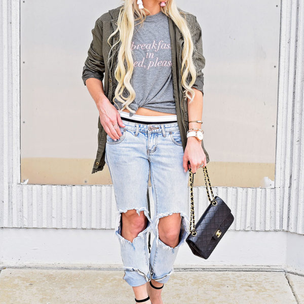 ripped-boyfriend-jeans-and-tee-outfit