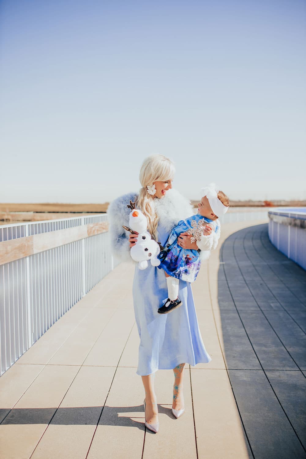 family photo ideas - mommy and me photography tips - frozen photoshoot at park