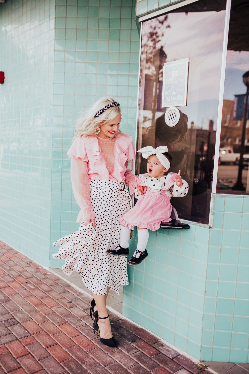 family photo ideas - mommy and me photography tips and locations - unique movie theater in Arlington - coordinating polka dot and pink outfits