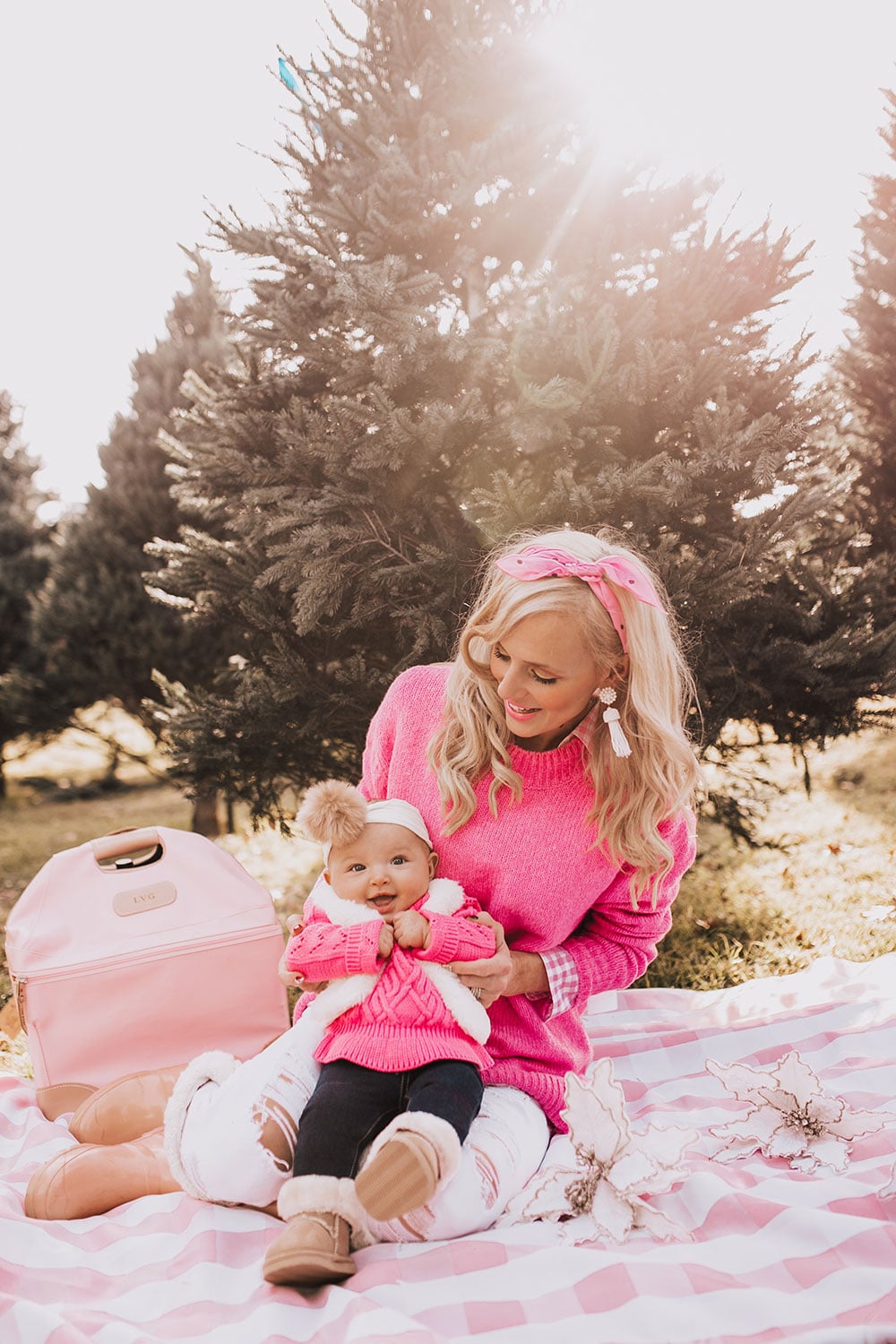 family photo ideas - mommy and me photography tips and poses - sitting on blanket in park